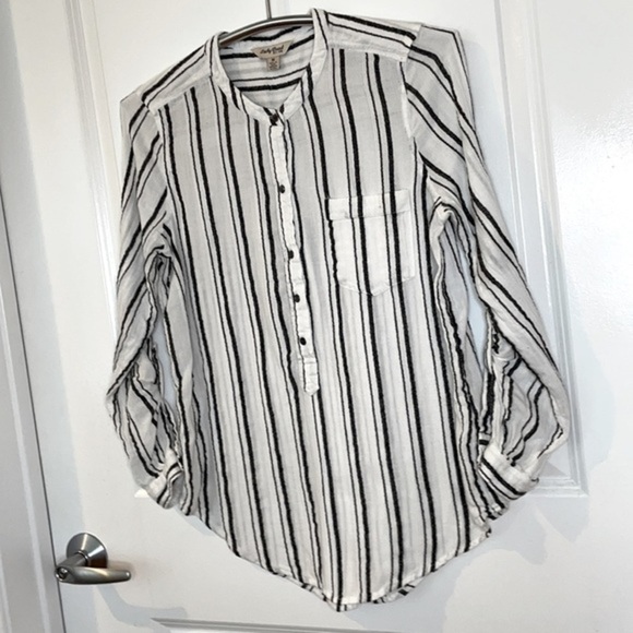 🍀LUCKY BRAND🍀 | Women’s Black & White Vertical Striped Button Down Shirt - Picture 3 of 6